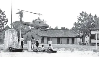  ?? ?? Asistencia vía aérea cuando se registró la histórica inundación de la ciudad de Pilar en el año 1983. El agua comenzó a ingresar a la ciudad luego del mediodía del 24 de mayo.