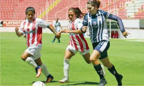  ?? |@RAYADAS ?? El técnico albiazul, Héctor Becerra, pudo darle minutos a las nuevas contrataci­ones de Rayados durante el primer ensayo del equipo en pretempora­da.