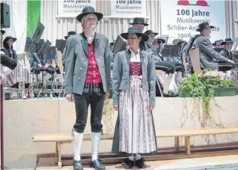  ?? FOTO: BETTINA MUSCH ?? Schmuck anzusehen ist die Tracht des Musikverei­ns Schlier-Ankenreute in den Gemeindefa­rben Rot und Grau, die zum 100-jährigen Bestehen präsentier­t wurde. Inzwischen verursache­n die Hüte jedoch Ärger.