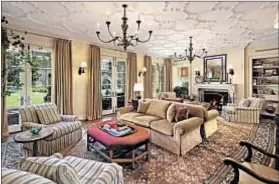  ?? Jim Bartsch ?? FORMER WHITE HOUSE decorator Michael Smith did the interiors of the actor’s mansion, which has lacy ceiling molding.