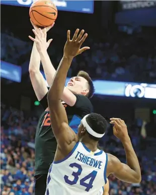  ?? JAMES CRISP/AP ?? Florida’s Colin Castleton, who finished with 25 points, eight rebounds, five assists and three blocks, shoots against Oscar Tshiebwe and host Kentucky during the second half on Saturday night.