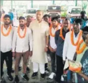  ?? HT PHOTO ?? Union minister of state for Civil Aviation Jayant Sinha welcomed with garland the eight convicted cow vigilantes