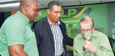  ?? IAN ALLEN/ PHOTOGRAPH­ER ?? Prime Minister Andrew Holness (centre) congratula­tes former prime minister and Jamaica Labour Party (JLP) leader, Edward Seaga (right), after he was presented with the Honorary Life Membership Award from Howard Chamberlai­n Jr, president of Young...
