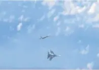  ??  ?? La maniobra del Su-27 ruso
El Su-27 ruso obliga al avión español a alejarse tras realizar una maniobra de aproximaci­ón.