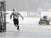  ?? PHOTO KARL TREMBLAY ?? √ Le violent orage qui s’est abattu hier sur Québec a forcé la remise du match entre les Saints de St. Paul et les Capitales de Québec.