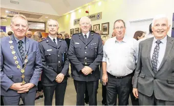  ?? PHOTO: BRENDAN GLEESON ?? Bravery: Mayor Michael Sheahan, Sgt Brian Sugrue, Chief Superinten­dent Ger Roche, retired garda Padraic Molloy and retired garda Sean Brennan. Below: Ann McCabe, wife of Gerry McCabe, with Ben O’Sullivan.