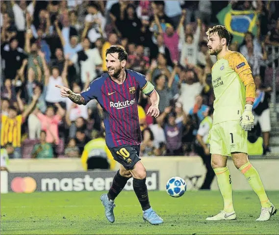  ?? FOTO: MANEL MONTILLA ?? Leo Messi celebra el tercero de sus goles ante el PSV Eindhoven Jeroen Zoet no pudo hacer nada para impedir el recital goleador del mejor futbolista del planeta