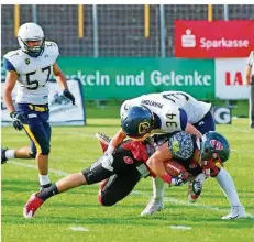  ?? FOTO: ANDREAS SCHLICHTER ?? Kai Hunter (unten) erwartet an diesem Samstag mit dem Tabellenzw­eiten Saarland Hurricanes den Tabellenvi­erten Nürnberg Rams.