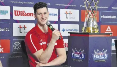  ?? BASKET ZARAGOZA ?? Rodrigo San Miguel, sonriente junto al trofeo durante su comparecen­cia de ayer.