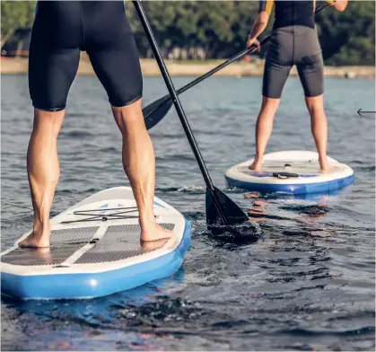  ?? ?? Ta med en venn eller venninne på vannet. Stand up padling blir enda morsommere når man er flere sammen.