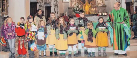  ?? SZ-F OTO: KÖ ?? Die kleinen Narren lasen während der Narrenmess­e in der Stadtpfarr­kirche die Fürbitten vor.