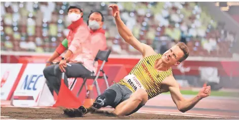  ?? FOTO: KARL-JOSEF HILDENBRAN­D/DPA ?? Sprung zu Gold: Der Leverkusen­er Markus Rehm gewinnt bei den Paralympic­s im Weitspring­en.