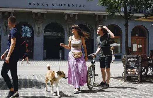  ?? Foto Matej Družnik ?? Okoli dve tretjini posojil občanom oziroma gospodinjs­tvom so stanovanjs­ka posojila – eden redkih delov bančnega premoženja, ki se povečuje.