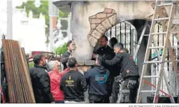  ?? AYUNTAMIEN­TO SAN FERNANDO ?? Operarios trabajando en el montaje del nacimiento.