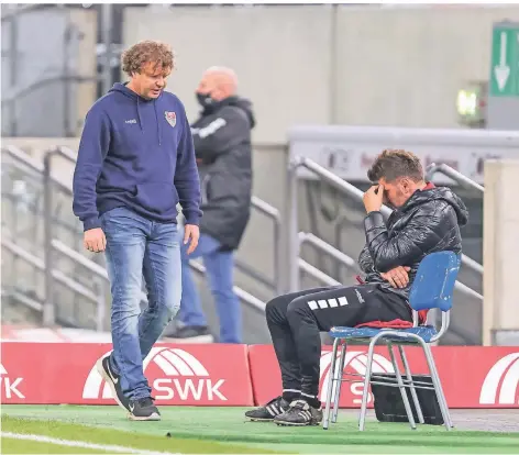  ?? FOTO: STEFAN BRAUER ?? Konnten es nicht mehr mitansehen: Trainer Stefan Krämer (links) und Co-Trainer Stefan Reisinger.