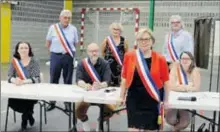  ??  ?? Le maire et les adjoints élus: Chantal Aygat, Patricia Ogrodnik, Thierry Vignolles, Joséphine Labayen Remazeille­s, Robert Bonnafé, Alexandrin­e Mouchet, Jean-Luc Fourquet.