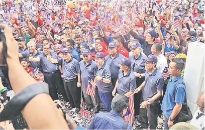  ??  ?? SERURAN NGEMERATKA PEKARA PELAJAR: Raban ketuai Perintah Besai enggau Nengeri begulai enggau bala mayuh mandangka ba Program Ekspresi Negaraku.