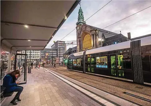  ?? Fotos: Gerry Huberty ?? Der Hauptbahnh­of ist momentan die Endstation der Tram.