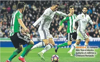  ??  ?? MARCAJE. El rumano Alin Tosca intenta quitarle el esférico a Cristiano Ronaldo.