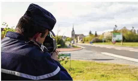  ?? (©Galam Fotolia) ?? Il est autorisé de signaler la présence de radars fixes ou des forces de l’ordre effectuant des contrôles sur le bord des routes