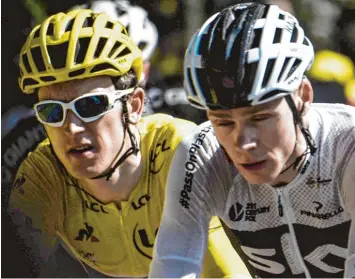 ?? Foto: Jeff Pachout, AFP ?? Christophe­r Froome (rechts, daneben Geraint Thomas) steht bei der Tour de France in der Kritik.