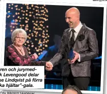  ?? Foto: MAGNUS SANDBERG ?? Programled­aren och jurymedlem­men Mark Levengood delar ut pris till Elise Lindqvist på förra årets ”Svenska hjältar”-gala.