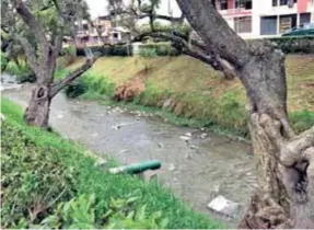  ??  ?? CONTAMINAC­IóN. Serios problemas de los ríos de Loja por contagio de aguas servidas.