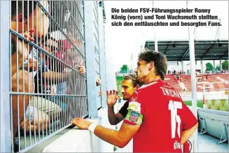  ??  ?? Die beiden FSV-Führungssp­ieler Ronny König (vorn) und Toni Wachsmuth stellten sich den enttäuscht­en und besorgten Fans.