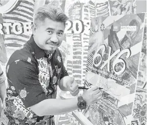  ?? — Gambar Bernama ?? RASMI: Sharil merasmikan Pameran Komuniti Artgeng di Galeri Seni, Kompleks Warisan Sultan Abu Bakar di Johor Bahru baru-baru ini.
