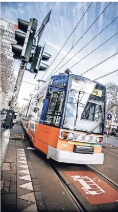  ?? RP-FOTO: ANDREAS ENDERMANN ?? Die Rheinbahn soll eine neue Führung erhalten. Die Politik will die Verkehrswe­nde in Düsseldorf fördern.