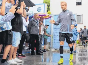  ?? Foto: imago ?? Willkommen daheim: 1860-Fans begrüßen am gestrigen Sonntag Stefan Aigner beim Training.