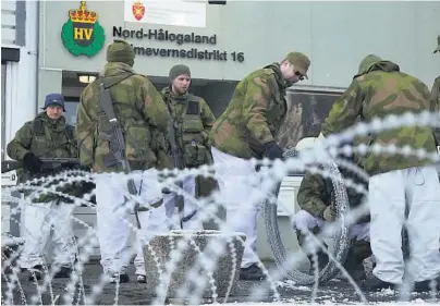  ?? FOTO: FORSVARET/NTB SCANPIX ?? STYRK HEIMEVERNE­T: Telemark senterpart­i går inn for å styrke den lokale bedredskap­en. Her, soldater fra HV-distrikt 16 under øvelsen «Cold Response» i 2014.