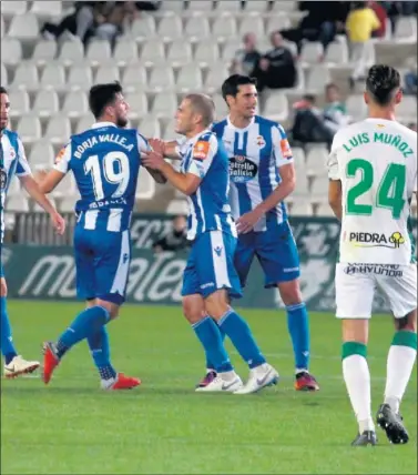  ??  ?? INDIGNADO. Borja Valle es sujetado por Álex Bergantiño­s en el momento que Ais Reig le muestra la roja.