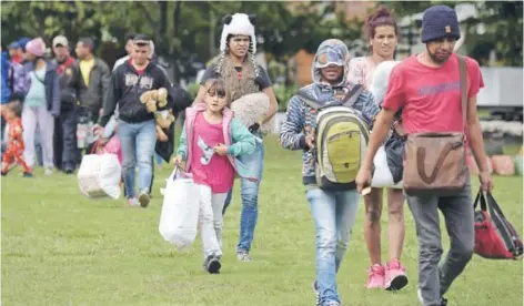  ??  ?? ► Migrantes venezolano­s a su arribo a un campamento humanitari­o en Bogotá, el 13 de noviembre.