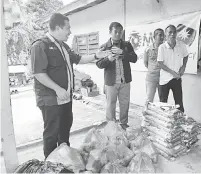  ??  ?? PRIHATIN: Warga ABIM Negeri Sarawak dan MRA Cawangan Sarawak menghulurk­an sumbangan persekolah­an dan barangan dapur kepada golongan asnaf di Kampung Saudara Baru, Merindun, Lubok Antu di Sri Aman baru-baru ini.