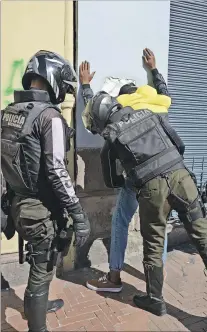  ?? GUSTAVO GUAMÁN / EXPRESO ?? Revisión. Miembros de la Policía revisan a los ciudadanos en Quito.