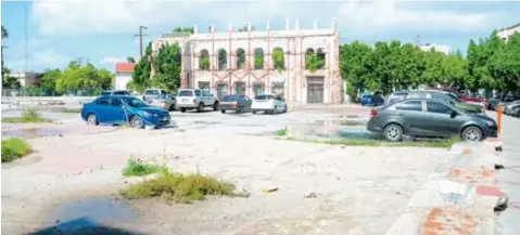  ??  ?? El alcalde dijo que una parte del terreno en donde se encontraba la Perla de La Paz, podría ser aprovechad­a para las actividade­s de los ambulantes.