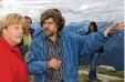  ?? Foto: dpa ?? 2006: Die Kanzlerin, hier mit Reinhold Messner, beim Wandern.