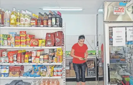  ?? ?? La Habana. Un mujer camina junto a estantes de unos cuantos productos que están a la venta en estos días.