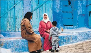  ?? FABRIZIO CRIPPA-GETTY / VÍA EL PAÍS ?? Rincones. Mujeres en Chefchaoue­n, una ciudad situada en las montañas del Rif, en el noroeste de Marruecos.