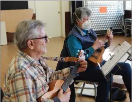  ?? CONTRIBUTE­D ?? Dave Fishman and Mary Lacey Gibson join in ukulele session at Redwood Senior center.