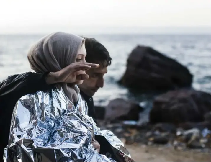  ?? © Dimitar Dilkoff/afp ?? Vluchtelin­gen op het strand van Lesbos, na de oversteek van de Egeïsche Zee, in oktober 2015.