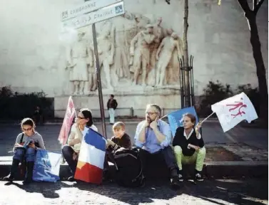  ??  ?? Une famille nombreuse pendant la dernière Manif pour tous, à Paris.