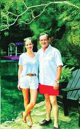  ?? EFE ?? El ex ministro socialista José Bono, junto a su hija Ana, en República Dominicana