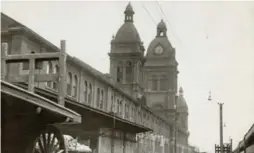  ?? TORONTO STAR ARCHIVES ?? Seen here in 1927, the second Union Station featured a distinctiv­e clock tower. It was eventually demolished after the third station was built on Front St.