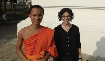  ?? SENGDAO OUDOMSINH ?? U.S. Ambassador Rena Bitter, right, hand-delivered Barack Obama’s note to Sengdao Oudomsinh, a novice monk.