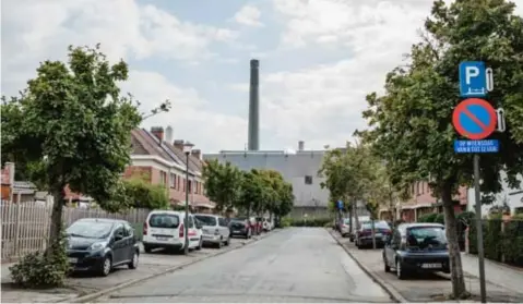  ?? FOTO NATTIDA-JAYNE KANYACHALA­O ?? In de wijk Moretusbur­g heerste verwarring. Huurders van Woonhaven dachten dat ook zij mochten kiezen of ze wilden blijven.