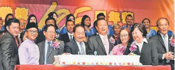  ??  ?? (From second left) Dr Annuar, Lau, Wong, Ha and others at SJK(C) Ung Nang’s 105th anniversar­y dinner.