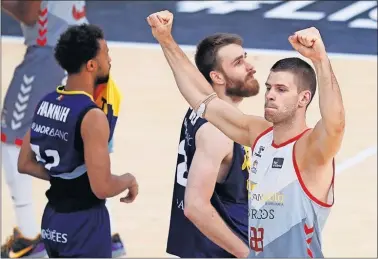  ??  ?? Apic celebra la victoria del Burgos ante la tristeza de Hannah y Jelinek, jugadores del Andorra.