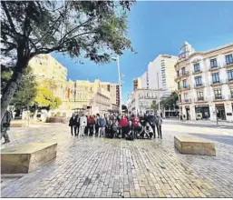  ?? DIARIO DE ALMERÍA ?? El grupo de la visita en la Puerta de Purchena.